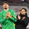 Dortmunds Torwart Gregor Kobel (l) und Trainer Edin Terzic verabscheden sich nach dem Pokal-Aus von den Fans.