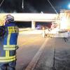 Ein 24-jähriger Arbeiter ist bei Bauarbeiten bei der Autobahnbrücke bei Limbach in eine fünf Meter tiefe Baugrube gestürzt. Die Einsatzkräfte von Feuerwehr und Rettungsdienst hatten wegen zahlreicher Sperrungen Probleme, zur Unglücksstelle zu gelangen. 