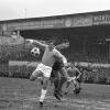 Franz Beckenbauer startete seine Karriere 1964 beim FC Bayern München. Das Bild zeigt ihn (Zweiter von links) im Zweikampf gegen den 1860-München-Spieler Rudolf Brunnenmeier 1967.