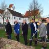 Auf dem Dorfplatz in Mönstetten wird das neue Gemeinschaftshaus gebaut, am Freitag wurde dazu der Spatenstich gefeiert 