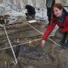 Ausgegraben wurde auch eine Wasserrinne, wie Archäologin Kristina Markgraf zeigt.