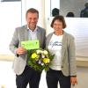 Mit einem Geschenk und einer Laudatio hat Bürgermeister Michael Obst die Büchereileiterin Marielse Schaupp aus dem Amt verabschiedet.