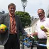 Rückblick ins Jahr 2010: Bürgermeister Hubert Fischer (links) und Organisator Klemens Ganz freuten sich auf die Krumbacher Gesundheitswoche. 