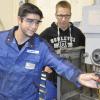 Dominik Wittek hat Spaß an seiner Arbeit: Er macht bei Südstahl in Mertingen eine Ausbildung zum Zerspanungsmechaniker. Rechts im Bild zu sehen ist sein Ausbilder Stefan Meyer.