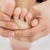 Fußpilz beginnt oft zwischen den Zehen. Rötungen, Bläschen und Juckreiz sind Warnsignale.