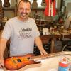 Rainer Tausch in seiner Werkstatt: Seit er seine Instrumente mit edlen Oberflächen aus besonderem Holz versieht, hat die Nachfrage angezogen. 