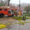 Ein großes Aufgebot an Einsatzkräften kämpft gegen die Flammen an einem landwirtschaftlichen Anwesen in Scheuring. Das Wohnhaus konnte bisher geschützt werden.