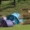 Dutzende Zelte reihen sich neben den Workshops aneinander. In diesem Jahr steht das Camp im Urdonautal unter dem Motto „Wilder Westen“.