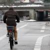 Auf Höhe der markierten Ausbuchtung beginnt die neue Regelung für Radfahrer, die im Bereich der Bahnunterführung Hirblinger Straße stadteinwärts unterwegs sind und auf die andere Straßenseite gelotst werden. 	