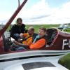 Für einen Rundflug bereiten Thomas Soppa (r.) und Klaus Löffler von der Luftsportgruppe einen Fluggast vor.