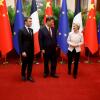 Frankreichs Präsident Emmanuel Macron (l.) ist zusammen mit EU-Kommissionspräsidentin Ursula von der Leyen (r.) nach China gereist. In Peking wurden sie von Präsident Xi Jinping empfangen.