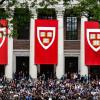 Studierende verfolgen die Rede von Bundeskanzlerin Merkel 2019 an der Harvard Universität. Die Elite-Universität hatte gegen die Maßnahme der US-Regierung geklagt.