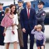Der britische Prinz William, seine Frau Herzogin Kate und ihre beiden Kinder Prinz George und Prinzessin Charlotte, am Flughafen in Warschau.