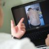 Die Obdachlosen-Ärztin Jenny De la Torre zeigt in ihrer Praxis im Gesundheitszentum für Obdachlose in Berlin ein Foto auf ihrem Laptop von einem Patienten, der von Krätze befallen ist.