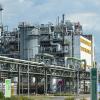 Industrieanlagen auf dem Gelände der BASF Schwarzheide GmbH in Brandenburg. Hier sollen wichtige Rohstoffe aus Schwarzmasse hergestellt werden. 