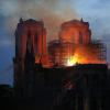 Feuerwehrleute (r) versuchen, das Feuer in der Kathedrale Notre-Dame zu löschen.