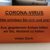 Das Corona-Viruis ist in Ulm angekommen: Mit diesen Schildern reagiert das Landratsamt in der Schillerstraße.  	.