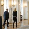 Christian Wulff verlässt an der Seite seiner Frau Bettina den Raum. Zuvor hatte er seinen Rücktritt vom Amt des Bundespräsidenten erklärt.