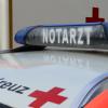 Ein volltrunkener 33-Jähriger ist auf Helfer des Bayerischen Roten Kreuzes losgegangen.