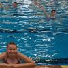 Die Kaderschwimmerinnen der TSG Stadtbergen, Franziska Kolb und Hannah Söllner (von links), trainierten zusammen mit den Synchronschwimmerinnen des SB Delphin Augsburg. 	