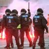 Zwischen den Fronten: Polizisten versuchen, ein Aufeinanderprallen von rechten und linken Gruppen in Chemnitz zu verhindern.