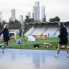 Abschlusstraining vor dem ersten WM-Spiel am Montag: Lena Lattwein (links) und Alexandra Popp spielen einen Ball vor der Kulisse von Melbourne.