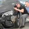 Auf Anhieb verliebt in seinen neuen AMG-Mercedes war Hollywood-Star Jean-Claude Van Damme im Autohaus Abel-+Ruf. Rechts Firmeninhaber Hannes Ruf. 