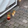 Kerzen und Blumen erinnerten am Samstag an einem der Tatorte der Gewalttaten in Weilheim an die getöteten Personen.
