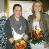 Die beiden Sieger-Kleider beim Jugendkulturpreis: Eines aus Etiketten von alkoholfreien Getränken, das andere aus Kronkorken und ihre Designerinnen Katharina Eberwein (links) und Kaja Alexander. 