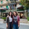 Hierbleiben? Zurückgehen? Sie wissen es nicht: Livia Micozzi (links) und Elisa Vittori vor dem Hotel Relax in San Benedetto del Tronto.