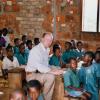 Der Verein „Hilfe für Kinder in Uganda“ wurde vor 20 Jahren gegründet. Seither bekamen Hunderte Mädchen und Buben die Chance, eine Schule zu besuchen. Das Bild zeigt Reinöhl bei einer seiner Reisen in das Land. 