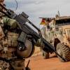 Ein Soldat der Bundeswehr 2018 mit einem Sturmgewehr vom Typ G36 am Flughafen nahe dem Stützpunkt in Gao im Norden Malis.