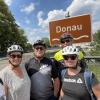 Günther Gierak (links) machte sich mit einer Gruppe von Teilnehmern auf den Weg, sämtliche Stadtteile Donauwörths mit dem Rad zu erkunden. Dazu hat er eine Fahrradtour ausgearbeitet.