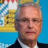 Innenminister Joachim Herrmann will sich dagegen wehren, dass Extremisten die Corona-Krise für sich instrumentalisieren.