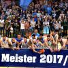 Die Krönung einer überragenden Saison: Vor den jubelnden Fans auf der voll besetzten Haupttribüne werden die Elchinger Scanplus-Baskets als Meister der Pro B ausgezeichnet. 
