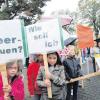 Grundschüler der Mozartschule in Gersthofen demonstrierten in dieser Woche für mehr Verkehrssicherheit vor der Schule. 
