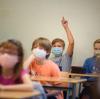 Der Deutsche Lehrerverband fordert mehr Schutzmaßnahmen und vorgezogene Impfungen für Klassenlehrer im Präsenzunterricht. 
