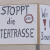 Längst ist die geplante Stromtrasse von Sachen-Anhalt nach Meitingen – eins scheinbar notwendiger Teil der Energiewende – zu eine „Monstertrasse“ geworden, die sinnlos erscheint. Der Unmut der Bürger manifestiert sich – hier ein Schild an einer Hauswand in Marxheim. 