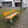 Am Dorfplatz in Binswangen sticht eine orangene Bank hervor. Für was sie wohl gedacht ist? 