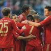 Tore wie am Schnürchen: Die Spieler des FC Bayern jubeln über das 3:0 gegen den «Club». Foto: Andreas Gebert dpa