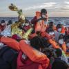 Migranten aus verschiedenen afrikanischen Ländern auf einem überfüllten Schlauchboot vor der libyschen Küste. Helfer der spanischen NGO "Open Arms" hatten sie zuvor gerettet.