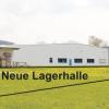 Um die Kapazität ihres Kunststofftechnik-Unternehmens zu erweitern, plant Sabine Bollinger an der Westseite des bestehenden Betriebes eine neue Lagerhalle mit Laderampe.  