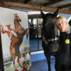 Tessa Bauer, Partnerin des vor einem Jahr gestorbenen Fred Rai, kümmert sich um dessen Pferd Spitzbub und tritt mit ihm auch in der Western-City auf. 