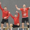 Beim Sieg der Haunstetter Landesliga-Handballern jubeln (v. l.) Simon Krattenmacher Lucas Plank und Henrik Hartung ihren Teamkollegen zu.  
