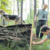 Die Forstexperten Hubert Forstner und Axel Dinger (von links) stehen den Besuchern am Samstag beim Aktionstag unter anderem zur Seite, wenn es unweit des Krumbads rund um das Thema Wald geht. 