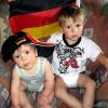 Evi Zimbelmann aus Wattenweiler fotografierte ihre zwei Jungs, Leo und Alex, die auch das WM-Fieber gepackt hat.