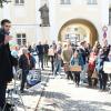 Rund 80 Teilnehmer versammelten sich am Freitag zur Demonstration für den Klimaschutz vor dem Kloster in Roggenburg. Patrick Klösel (links um Bild) hatte dazu aufgerufen. 