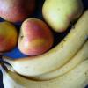 Bananen und Lachs sind reich an Vitamin B6. Wichtig für den Eiweißstoffwechsel und den Aufbau von Nervensträngen. Weitere Quellen: Avocados, Getreide und Weizenkeime. 