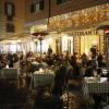 Lebensgefühl auf Italienisch: In der "ewigen Stadt" Rom sitzen Menschen in einem Lokal und genießen den Abend. Was die Küche Italiens so besonders macht, beschreiben mehrere neue Kochbücher.