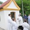 Nach einer feierlichen Maiandacht in der Illerzeller Kirche St. Ulrich führte Dekan Martin Straub eine Prozession zur in neuem Glanz erstrahlenden Kapelle an.